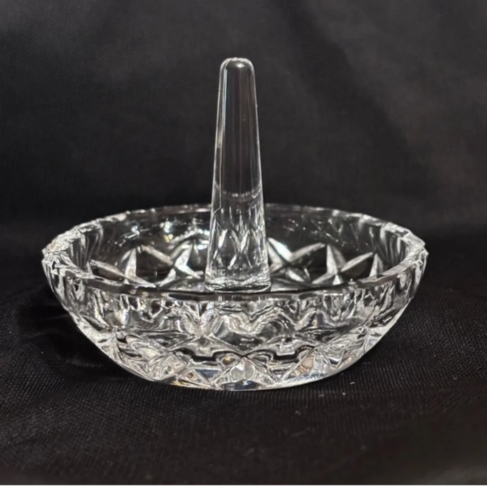 VINTAGE Crystal Cut Base Ringminder Ring HolderVINTAGE Cut base design